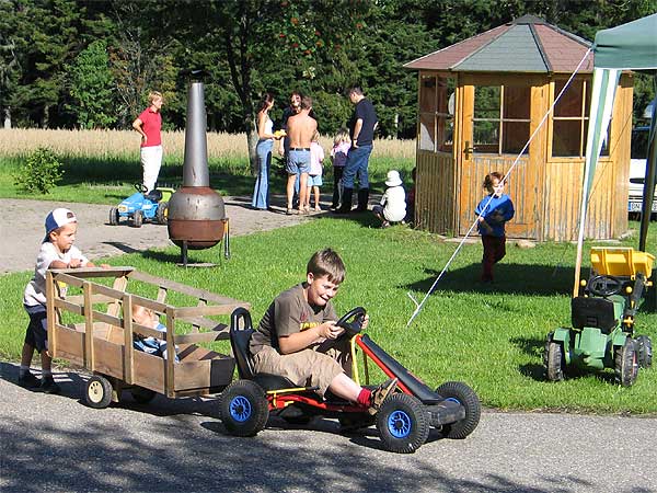 Kinder spielen auf dem Reibehof