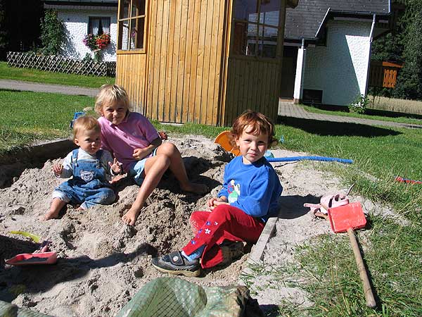 Kinder spielen auf dem Reibehof